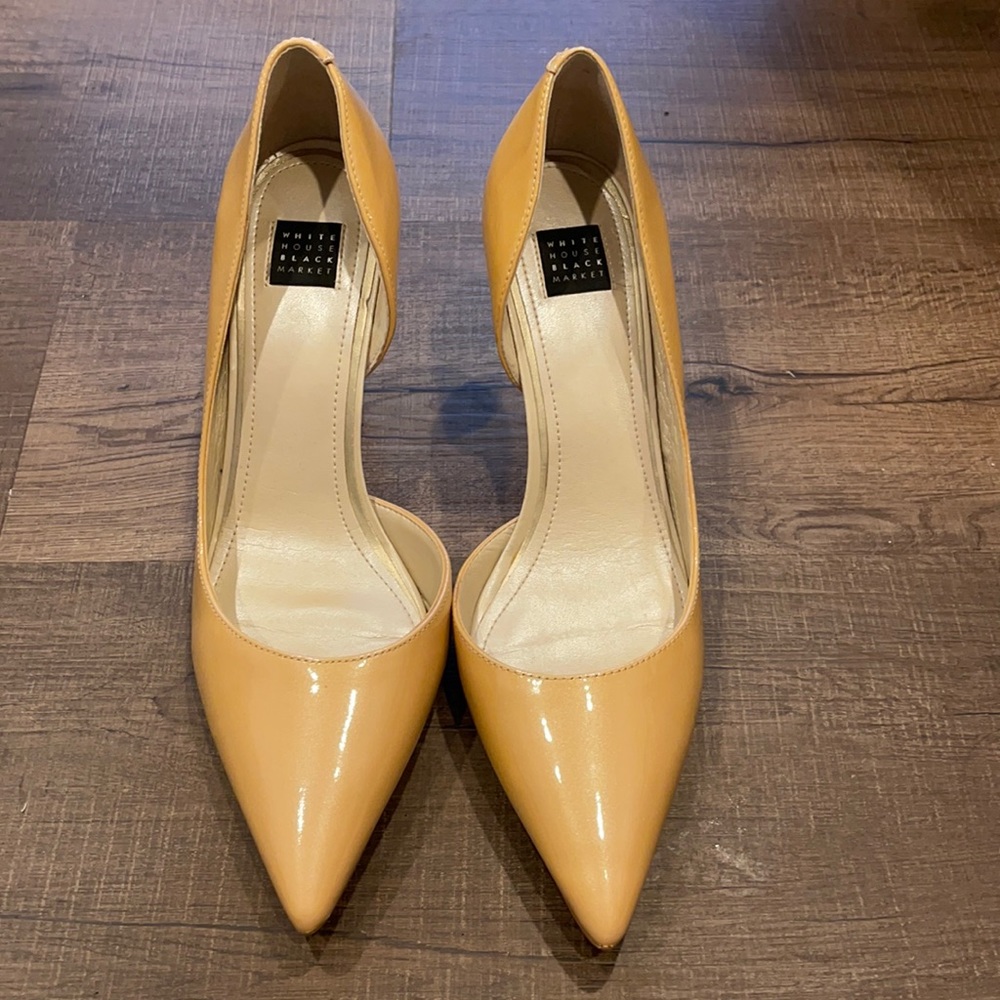 Beige shiny heels
